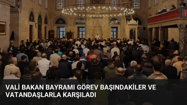 Vali Bakan Bayramı Görev Başındakiler ve Vatandaşlarla Karşıladı